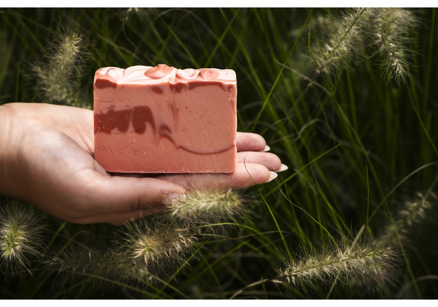 Pourquoi opter pour un savon saponifié à froid cet été ? Les bienfaits pour votre peau et pour la planète